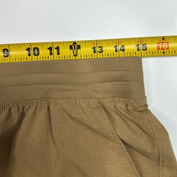Under Armour Golf Carmel Brown Shorts Size Medium - Picture 3 of 7